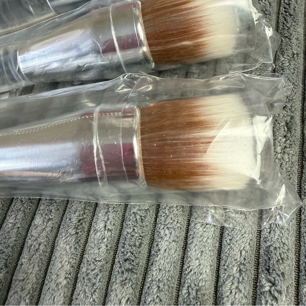 NEW Clinique Foundation Buff Brush - Makeup Brush